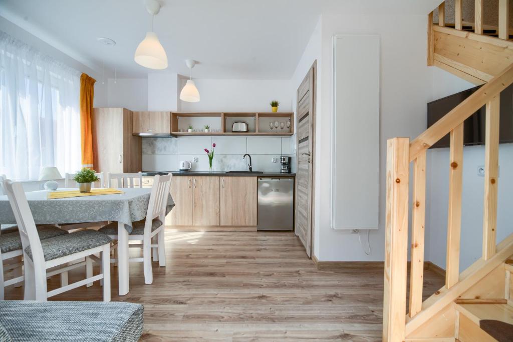 Widok na aneks kuchenny w apartamencie z tarasem w Purtulce w Pobierowie