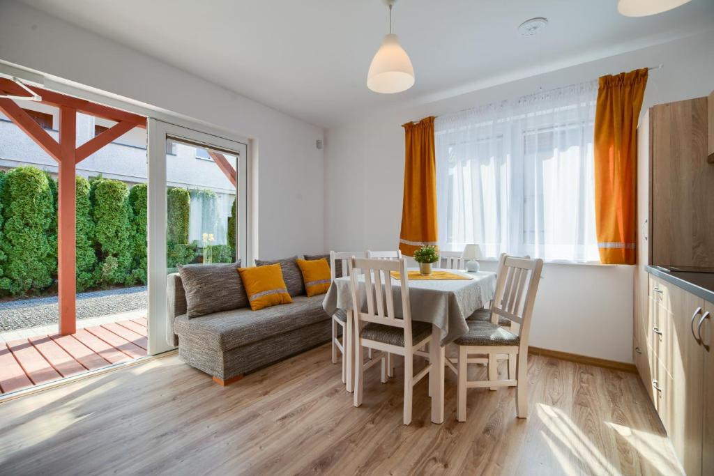 Apartament z tarasem - Purtulka Pobierowo - widok na część jadalnianą