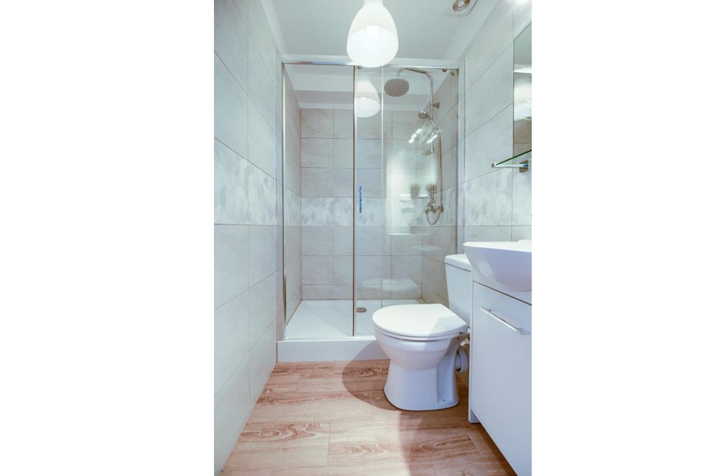 Prywatna łazienka z prysznice w apartamencie nr 9