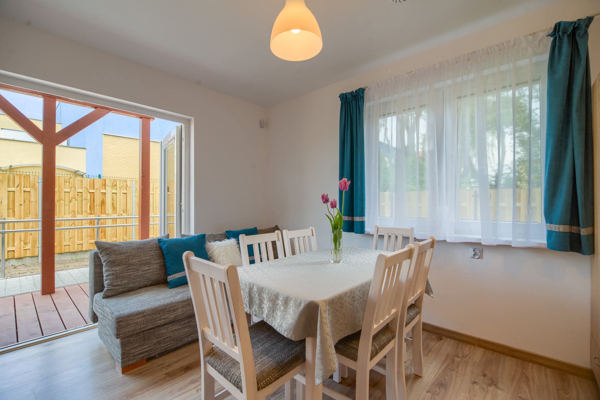 Apartament z tarasem, 6- osobowy - widok część jadalnianą i część tarasu - Purtulka Pobierowo