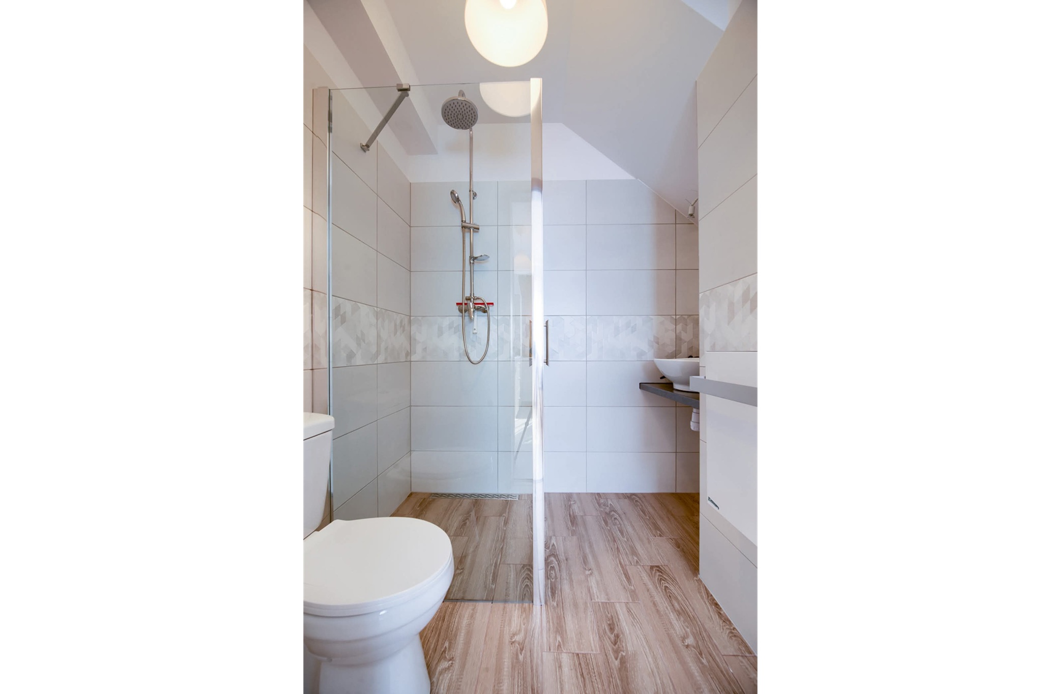 Apartament z tarasem, 6- osobowy - widok na łazienkę - Purtulka Pobierowo