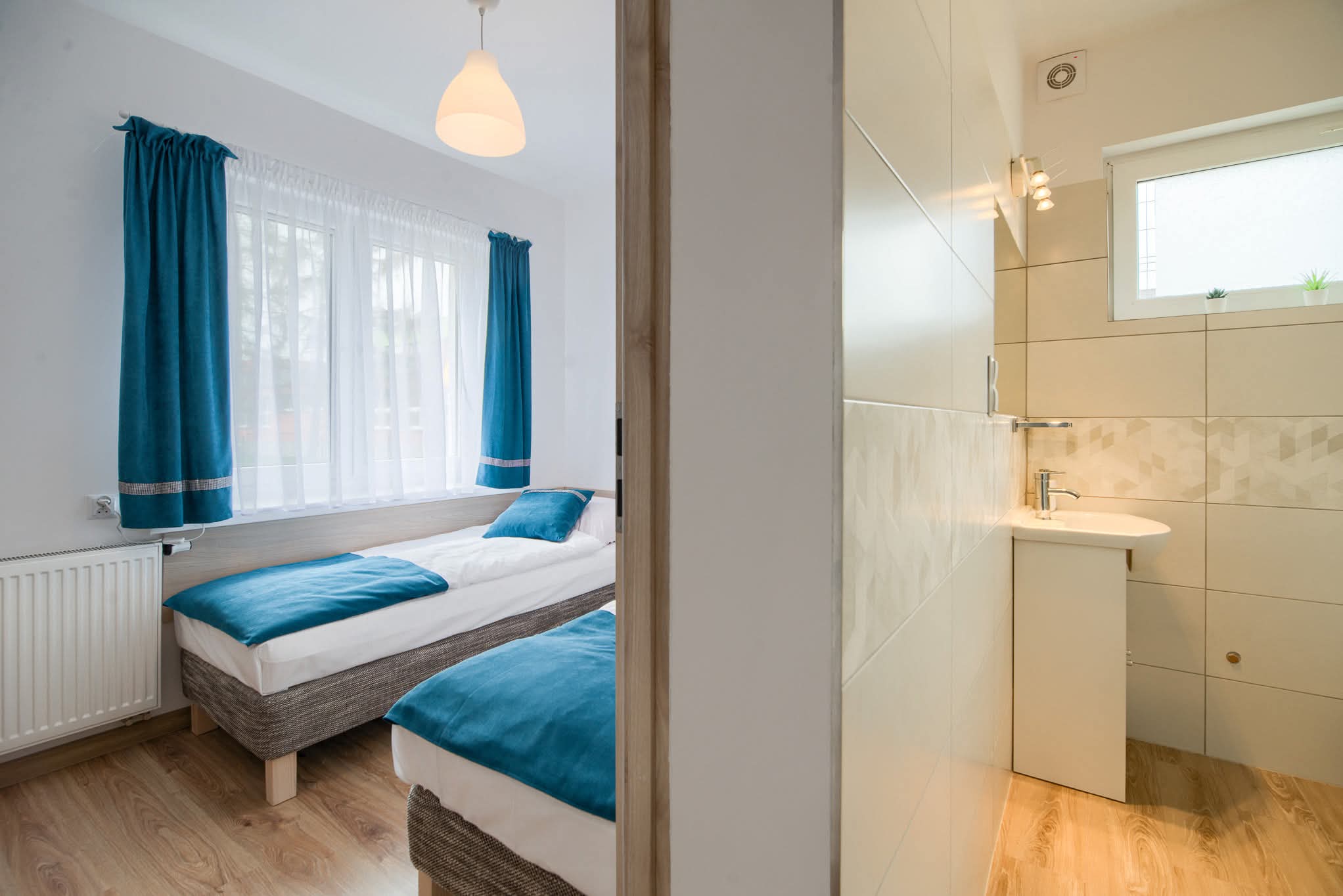 Apartament typu studio - 2-4 osobowy - widok na prywatną łazienkę i osobną sypialnię