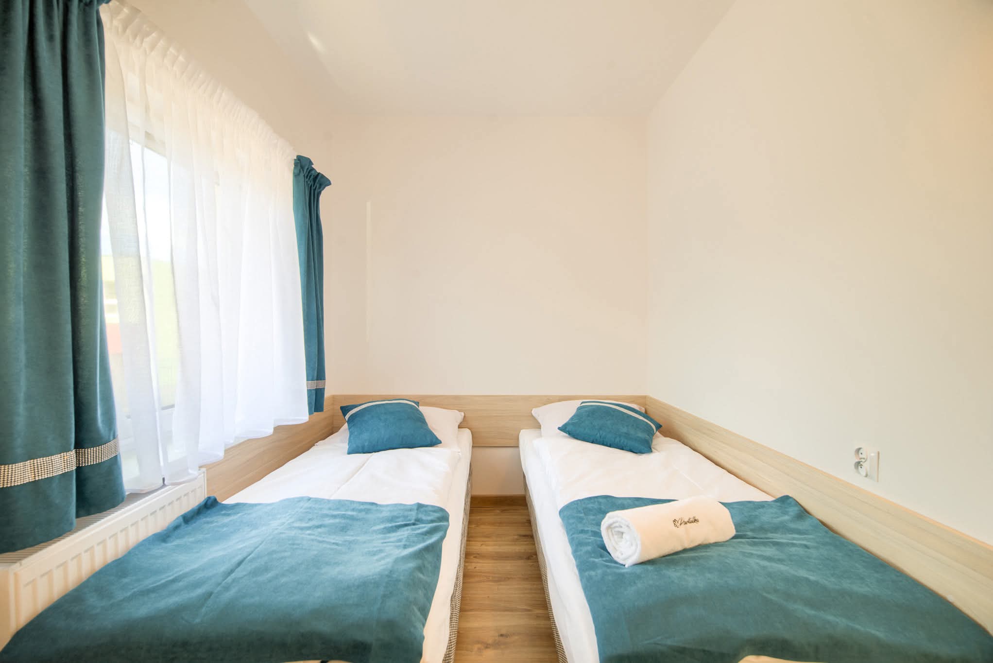 Apartament typu studio - 2-4 osobowy - widok na sypialnię z dwoma pojedynczymi łóżkami