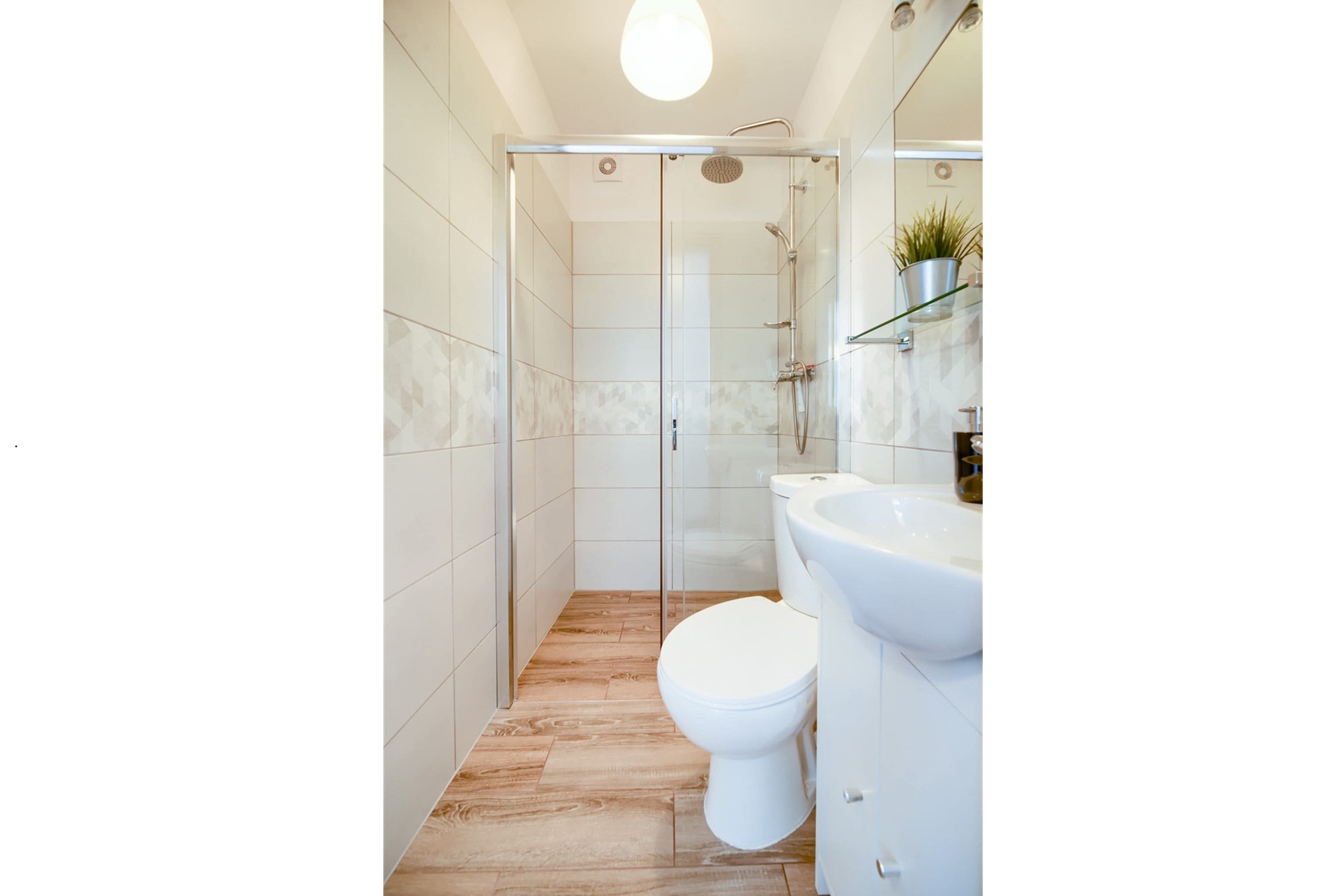 Prywatna łazienka z prysznicem w apartamencie nr 10