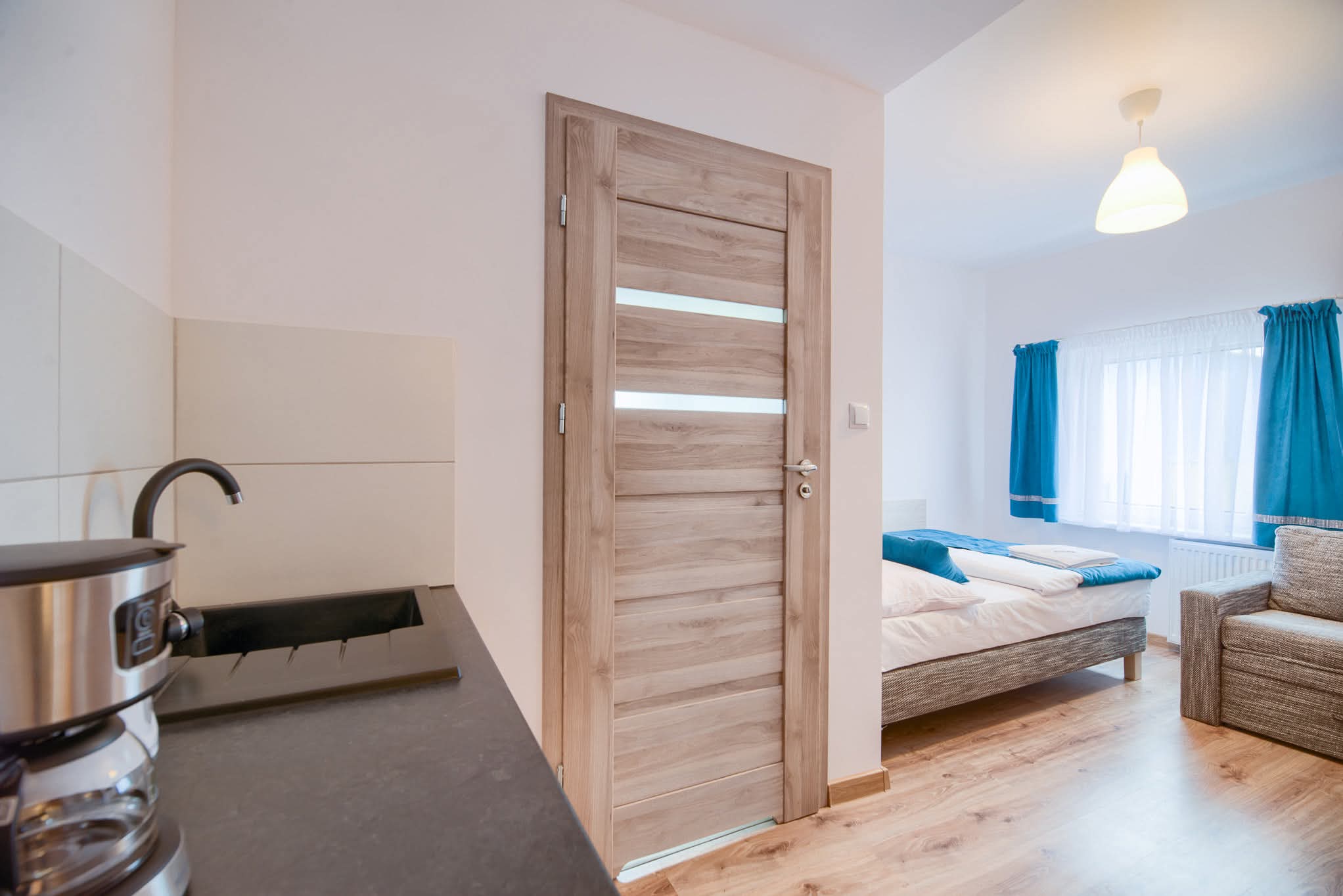 Apartament 2-osobowy - widok pokoju od strony aneksu kuchennego