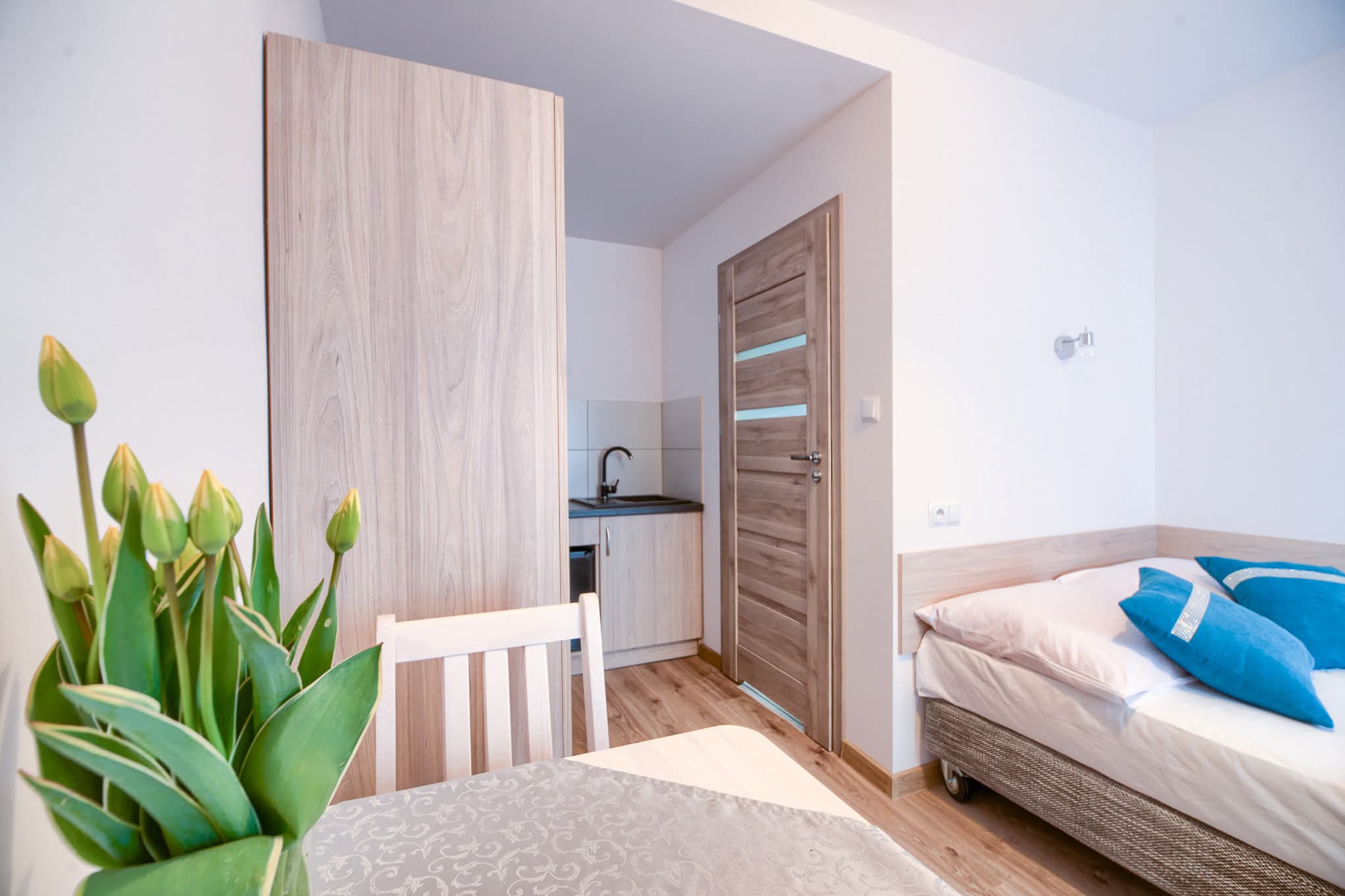 Apartament 2-osobowy - widok od strony stołu