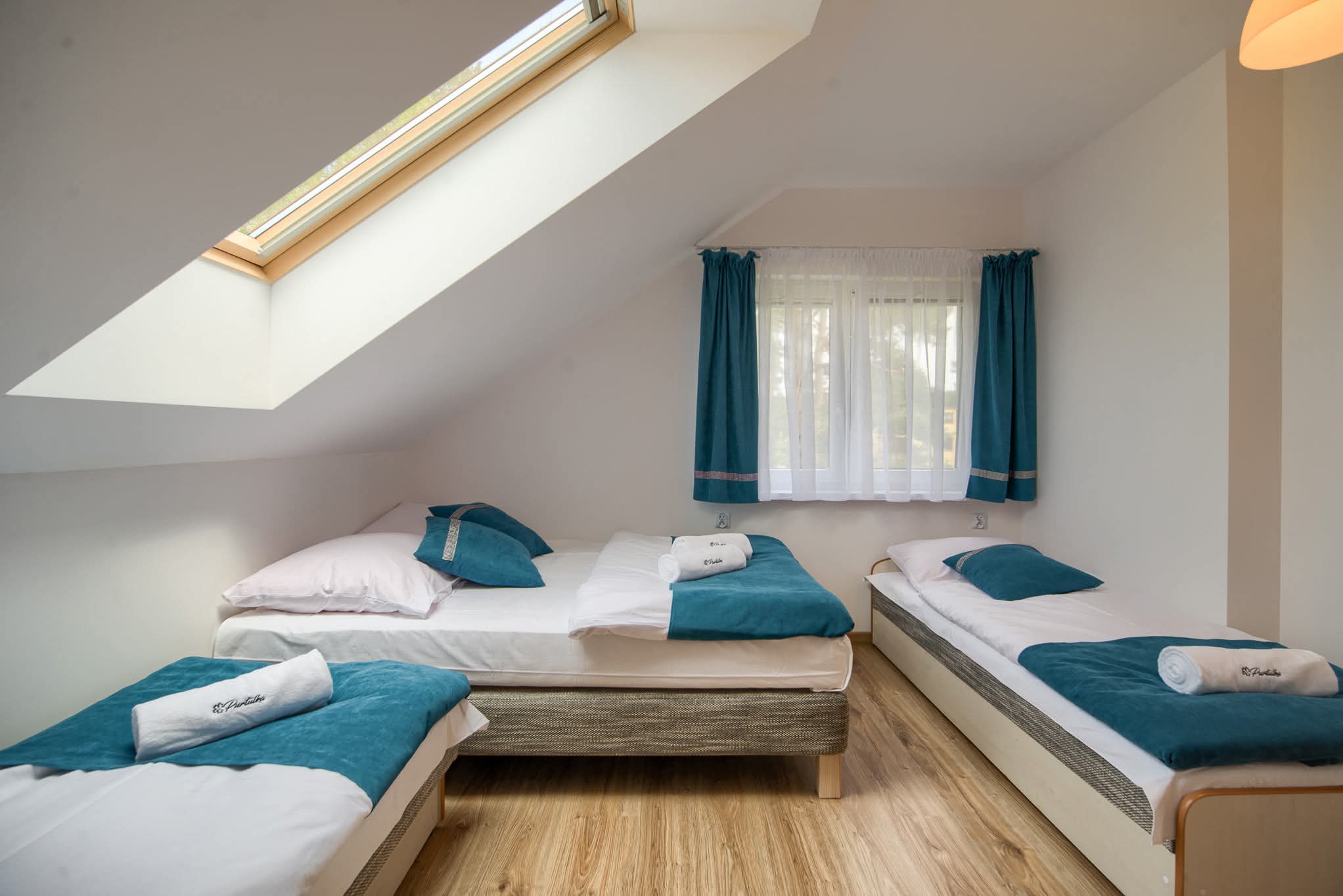 Apartament z tarasem dla niepełnosprawnych, 6- osobowy - widok na sypialnię - Purtulka Pobierowo