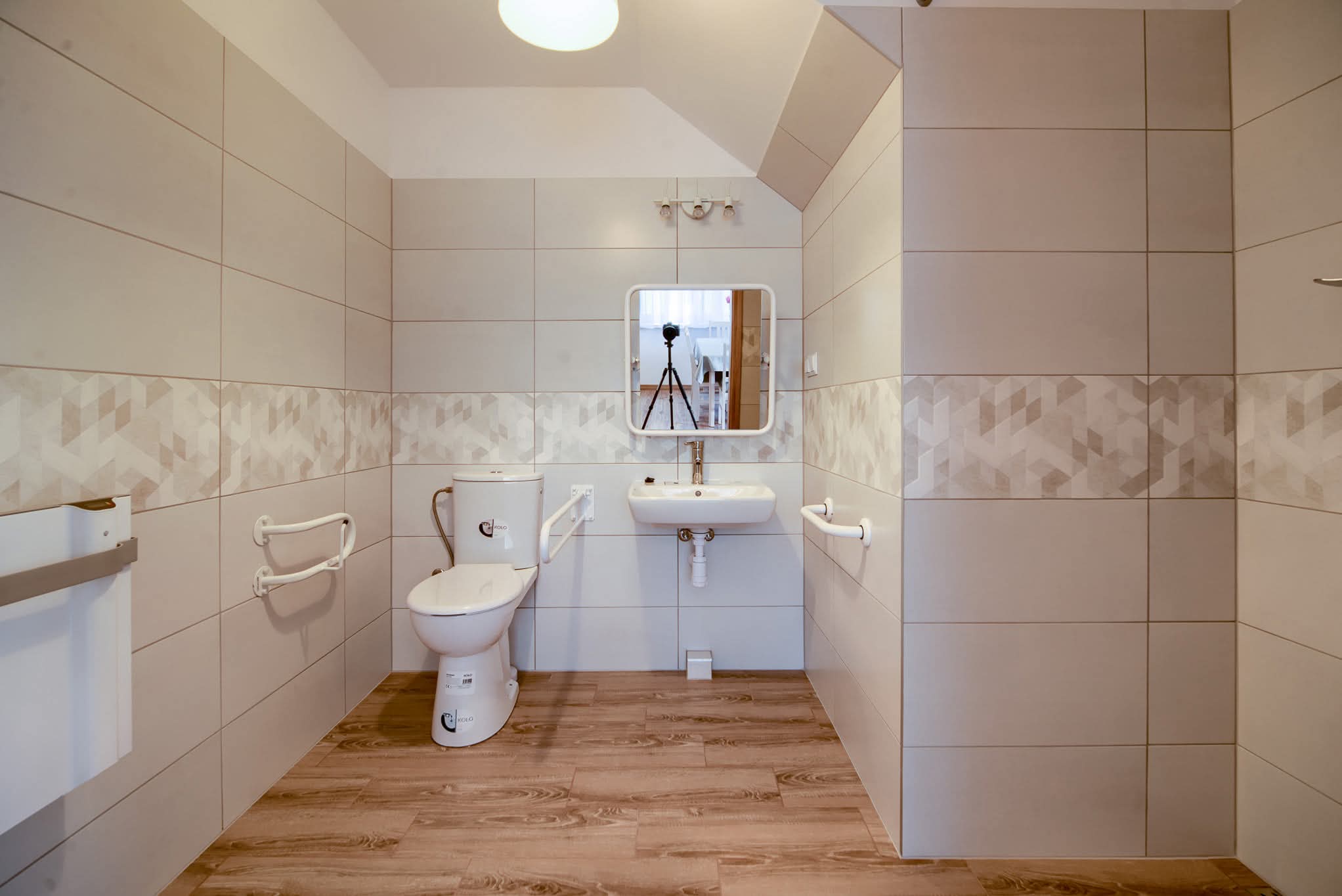 Prywatna łazienka dla niepełnosprawnych z prysznicem w apartamencie nr 4 - Purtulka Pobierowo