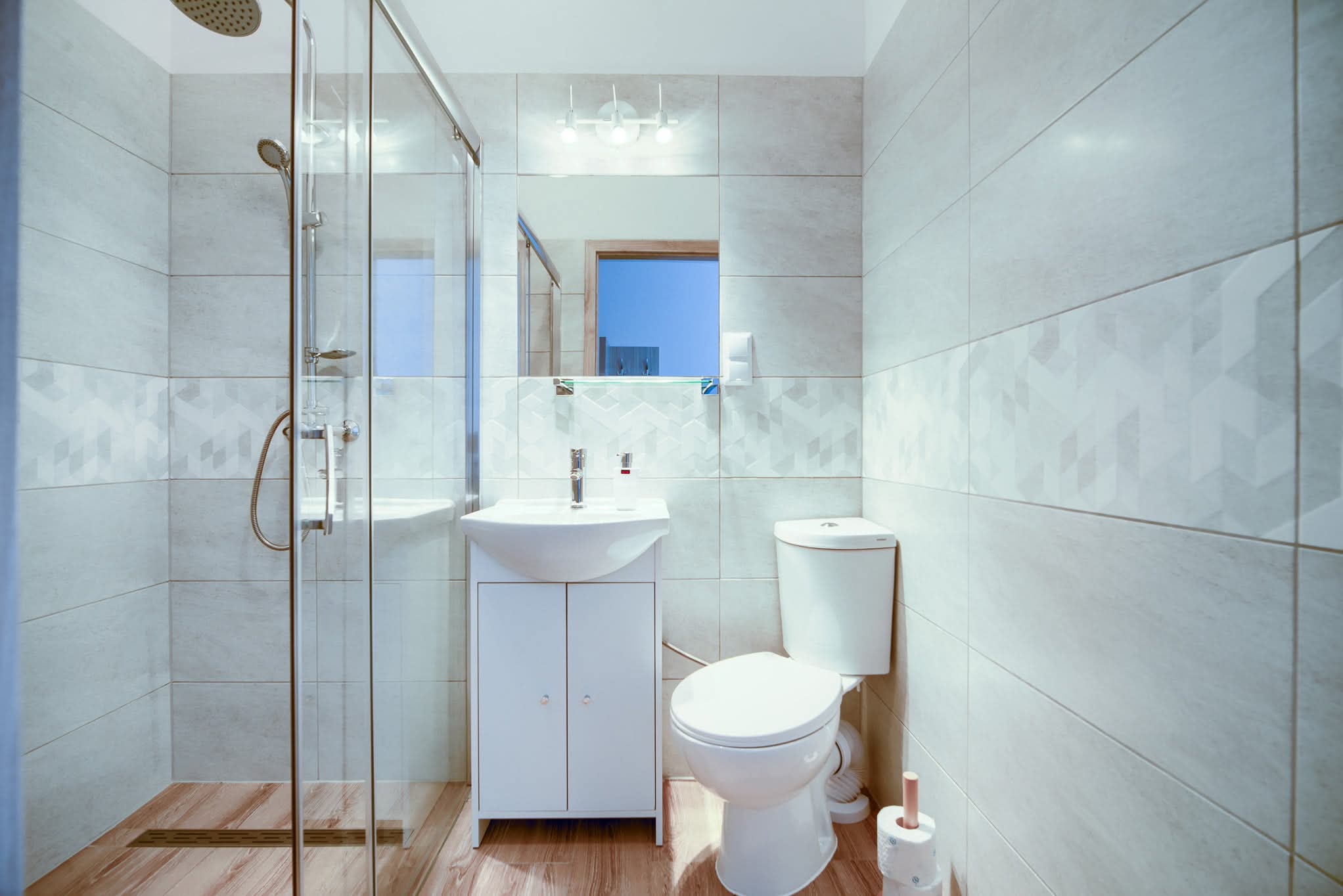 Prywatna łazienka z prysznicem w apartamencie nr 5
