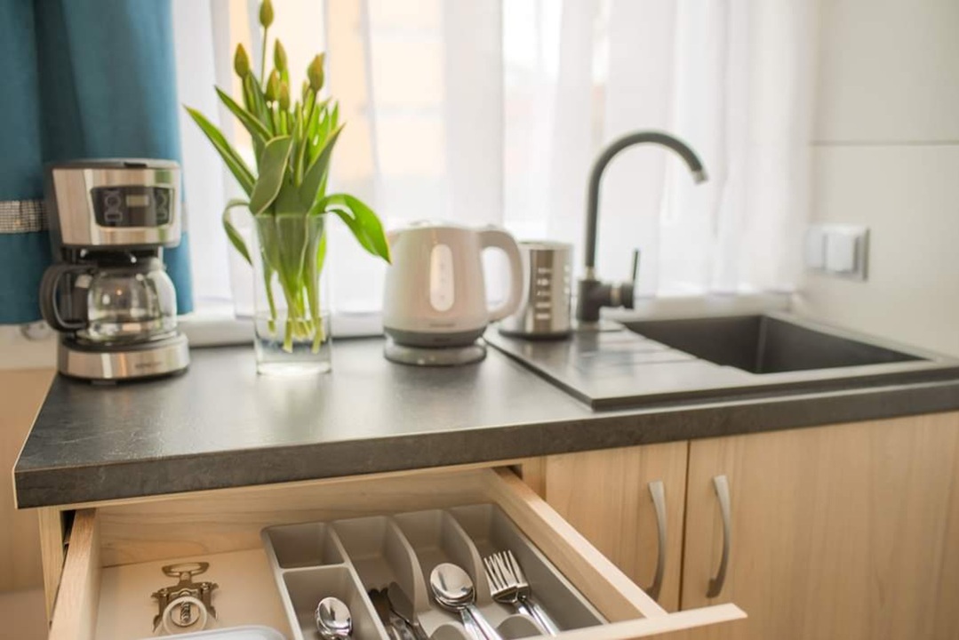 Aneks kuchenny w apartamencie nr 6 - widok na szufladę ze sztućcami