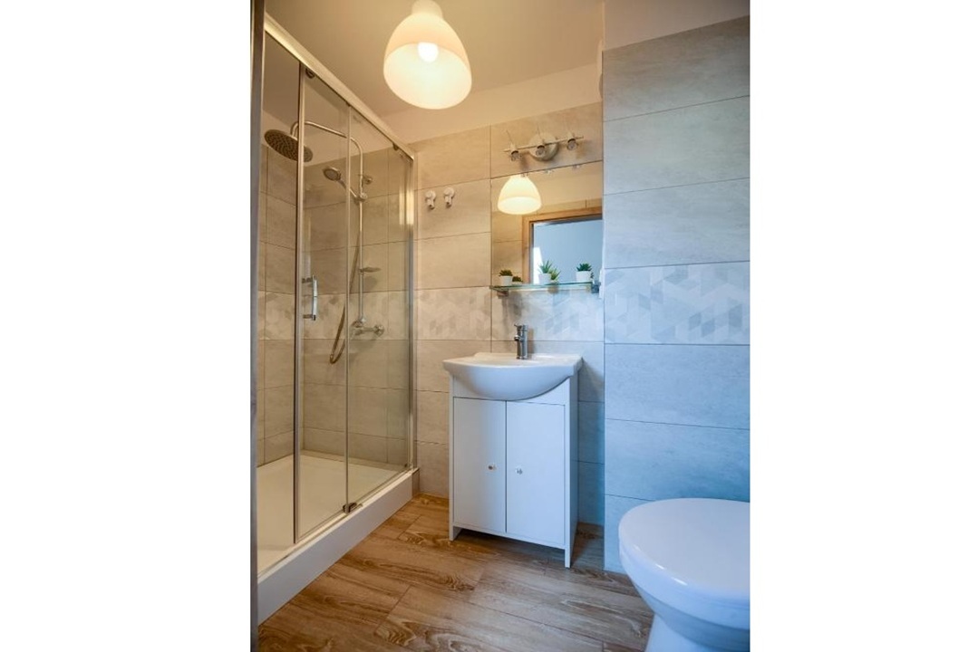 Prywatna łazienka z prysznicem w apartamencie nr 6