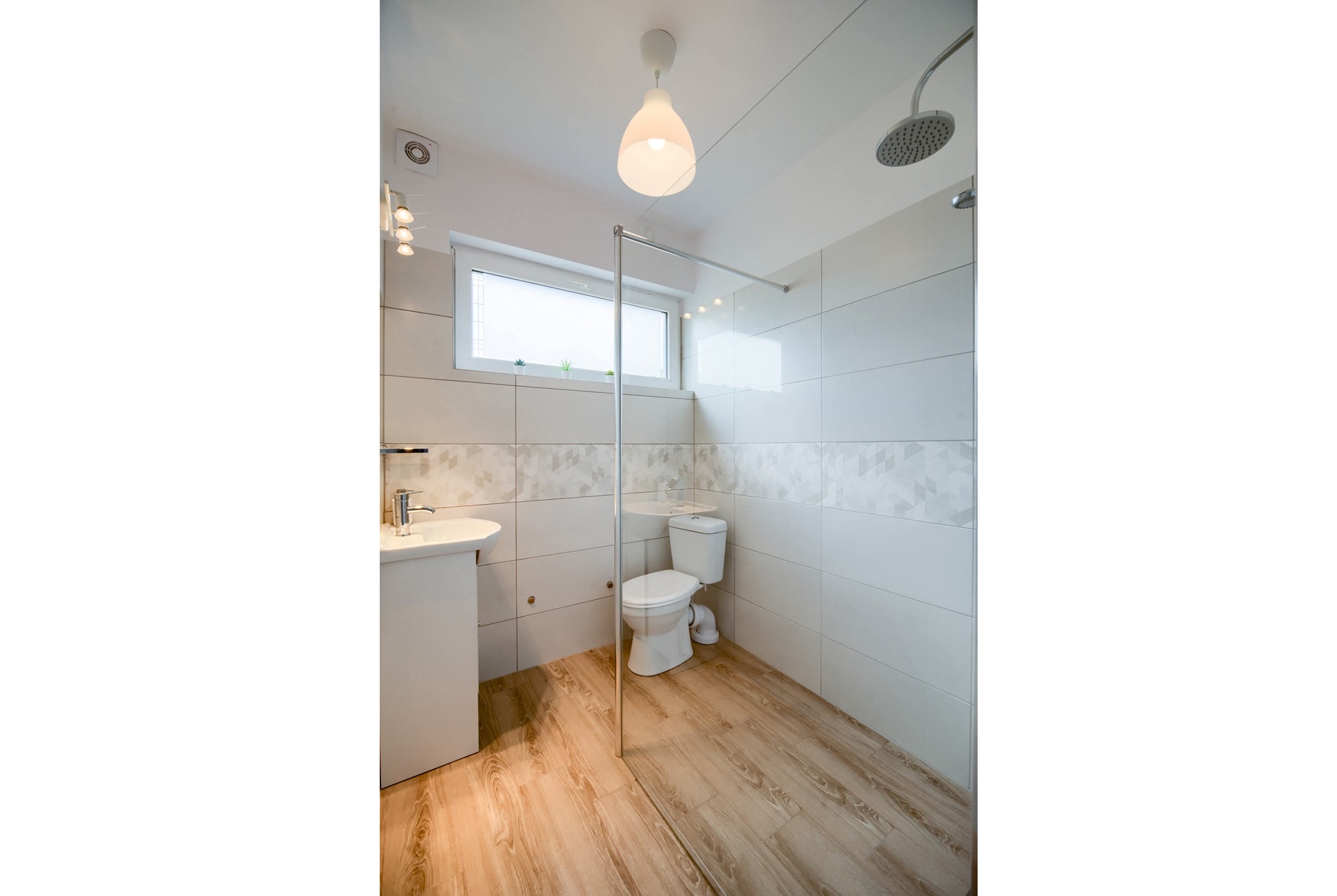 Prywatna łazienka z prysznicem w apartamencie nr 7