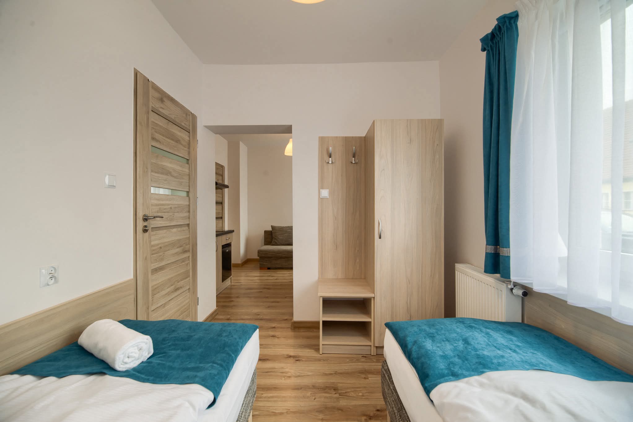 Apartament typu studio 2-4 osobowy - widok z sypialni na korytarz – Purtulka Pobierowo