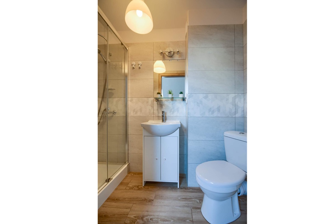 Prywatna łazienka z prysznicem w apartamencie nr 8